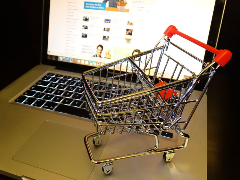 Ponad połowa Polaków robi zakupy online