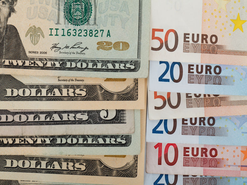 Co czeka euro i dolara?