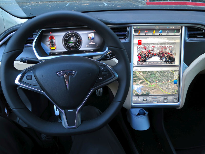 Tesla ma większe przychody, ale notuje jeszcze większe straty