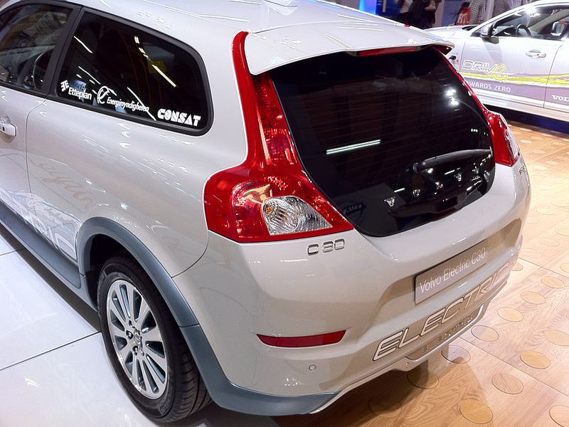 Volvo kontratakuje. Od 2019 roku tylko silniki elektryczne