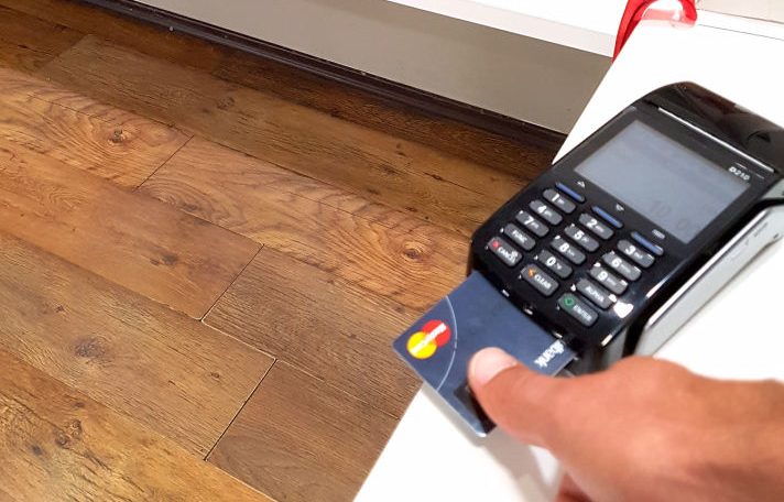 Płatności biometryczną kartą Mastercard w fizycznym sklepie