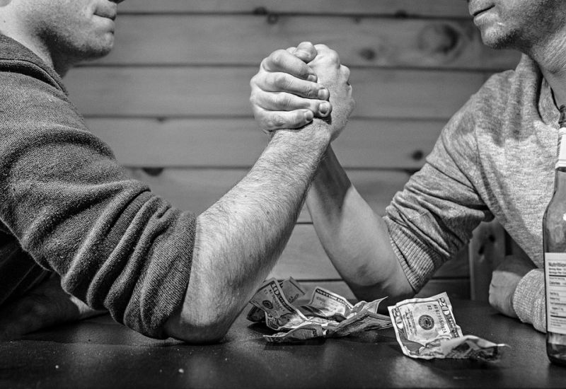 Jak banki mają zarabiać na darmowych przelewach P2P?