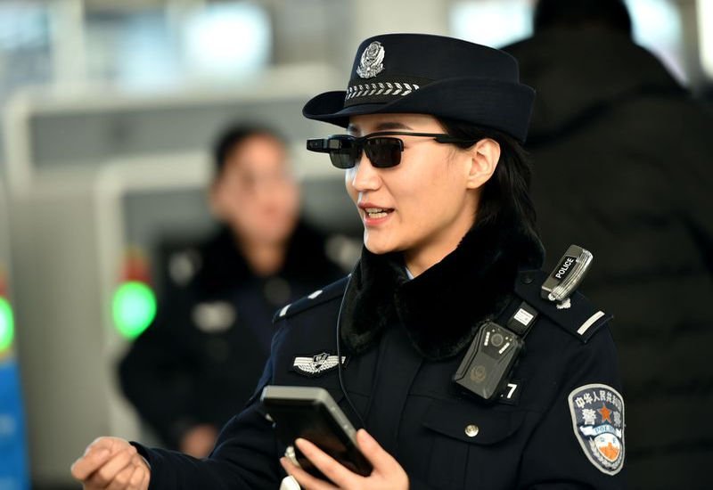 Chińska policja wyposażona w okulary z funkcją rozpoznawania twarzy
