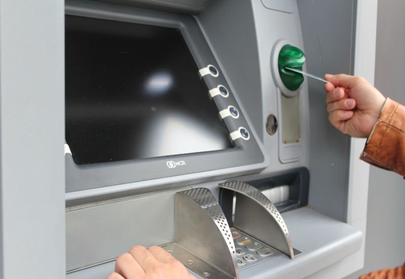 Polacy boją się dotykać bankomatów