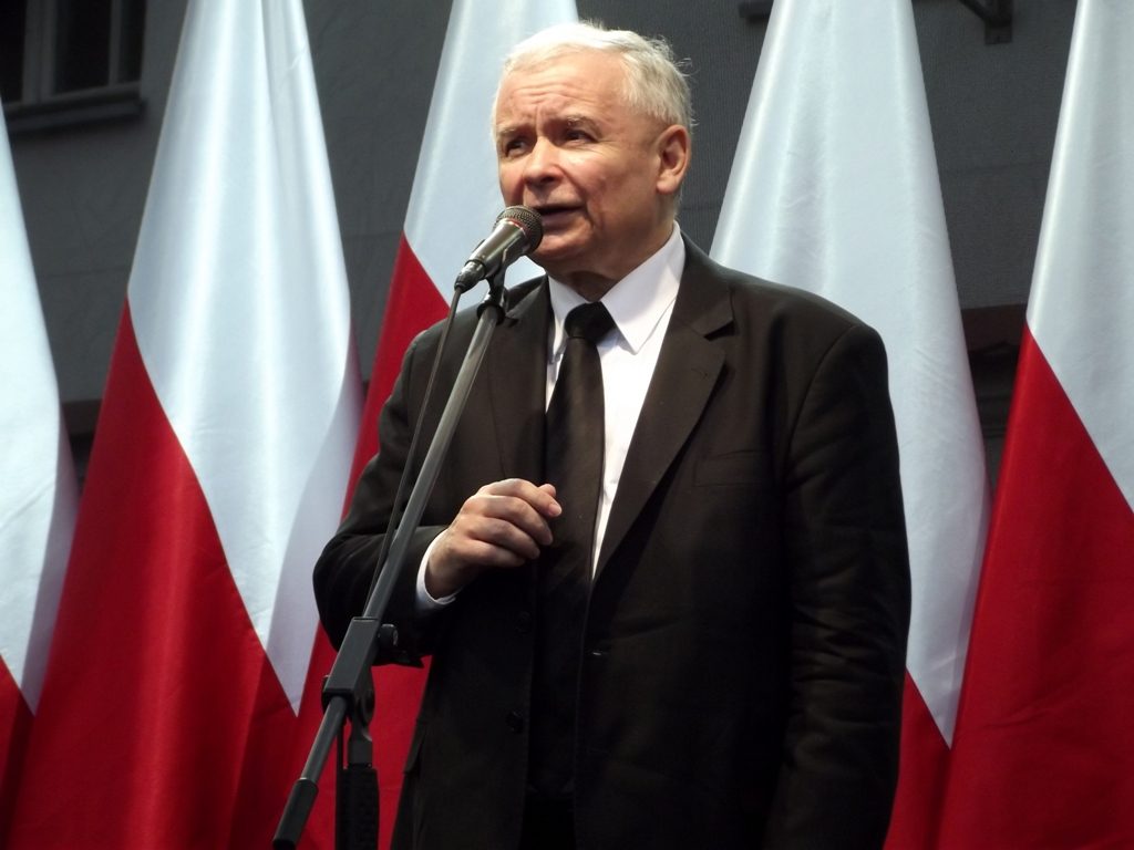 Kaczyński obniża poselskie pensje o 20%