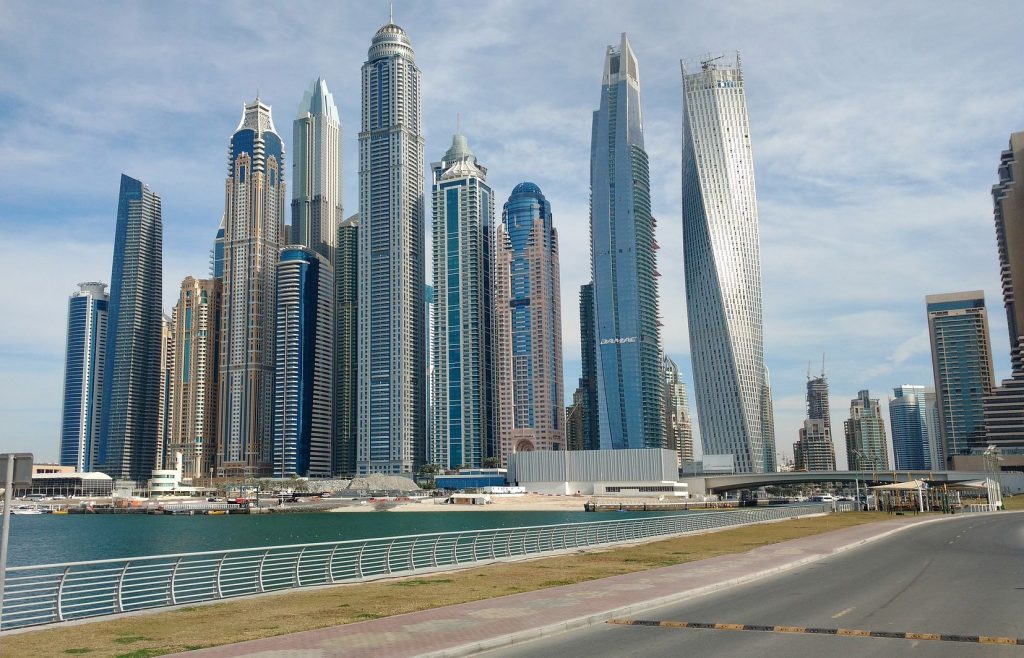 Dubaj testuje elektroniczne tablice rejestracyjne
