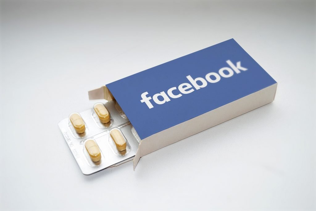 Czy Facebook ogranicza wolność słowa? Nowa polityka serwisu
