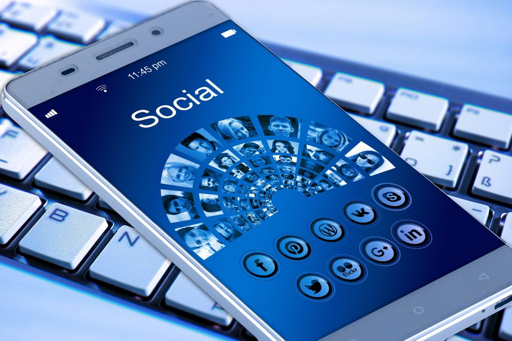 Ile Facebook zarabia na każdym użytkowniku?