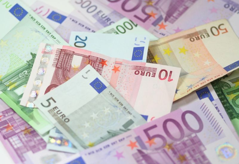 Polacy są coraz bogatsi. Czy warto oszczędzać w obcej walucie?