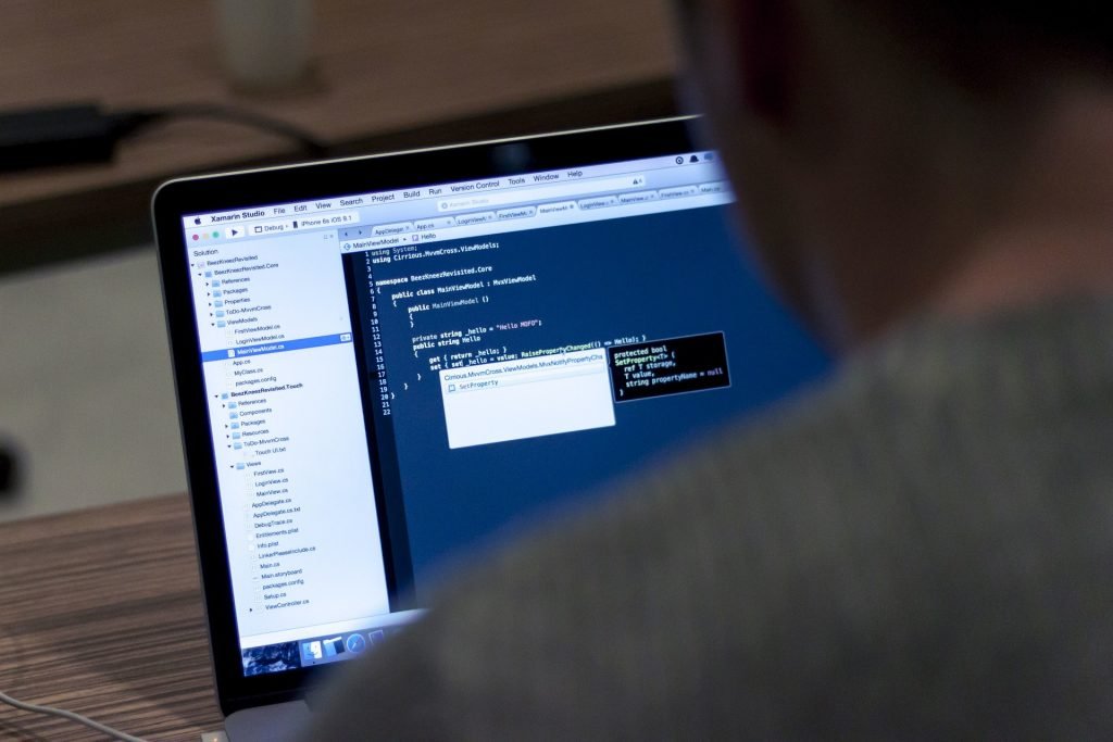 Na dzień dobry 10 tysięcy? Początkujący programista może zapomnieć o takiej pensji