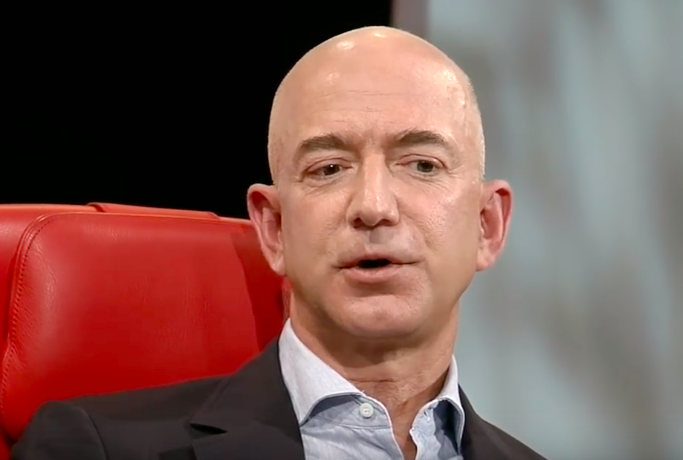 Amazon dogania Apple. Firma Bezosa warta 1 bilion dolarów