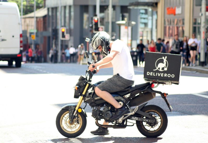 Deliveroo w rękach Ubera? Firmy negocjują przejęcie