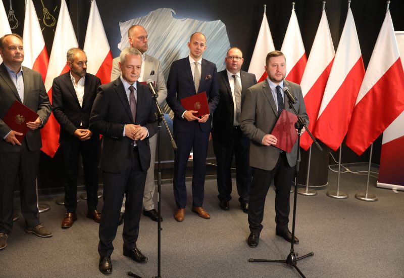 Minister Cyfryzacji prześwietla Facebooka. Wykradziono dane 90 tys. Polaków