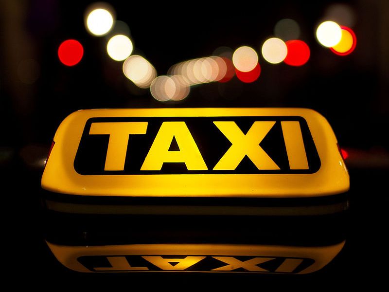 Taksówkarze dopięli swego? Problemy Ubera i Taxify
