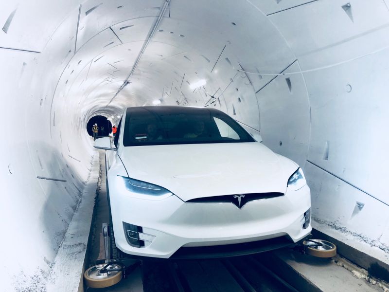 Elon Musk pokazał podziemny tunel pod Los Angeles