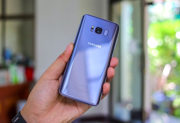 Sprzedaż smartfonów spadła o 20%. Huawei pokona Samsunga?