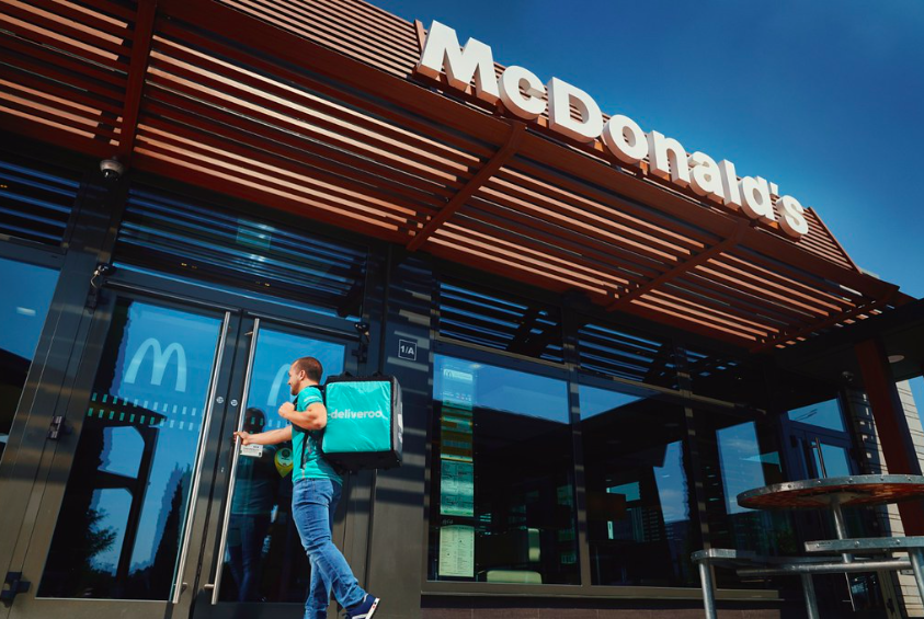 Amazon inwestuje 575 mln dolarów w Deliveroo