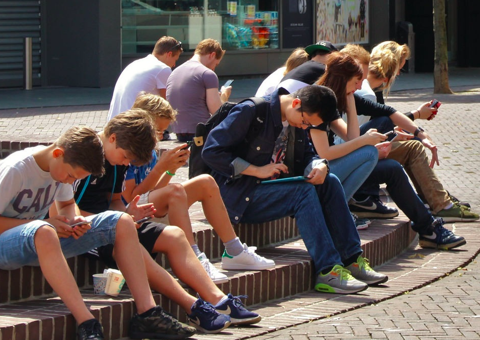 98,5% nastolatków w Polsce ma kartę debetową