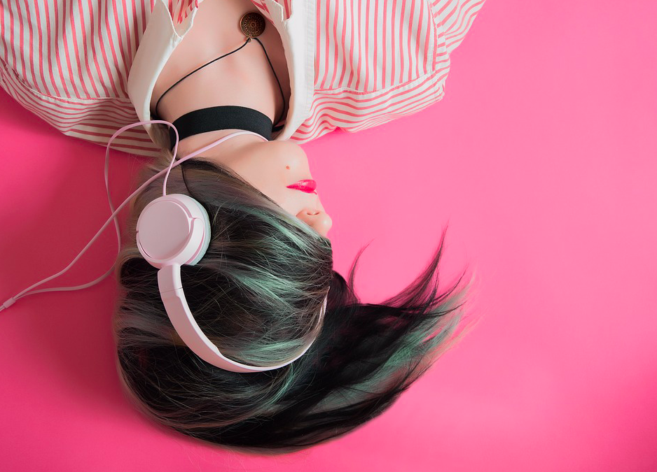 Polacy słuchają muzyki, podcastów i audiobooków średnio ponad 2 godziny 32 minuty dziennie