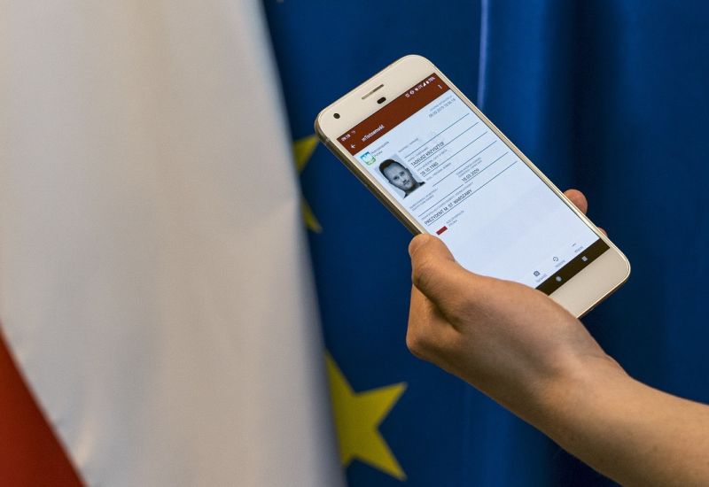 Na wybory ze smartfonem. Zobaczcie jak głosować w najbliższy weekend