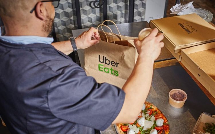 Uber Eats zmienia regulamin i poszerza ofertę
