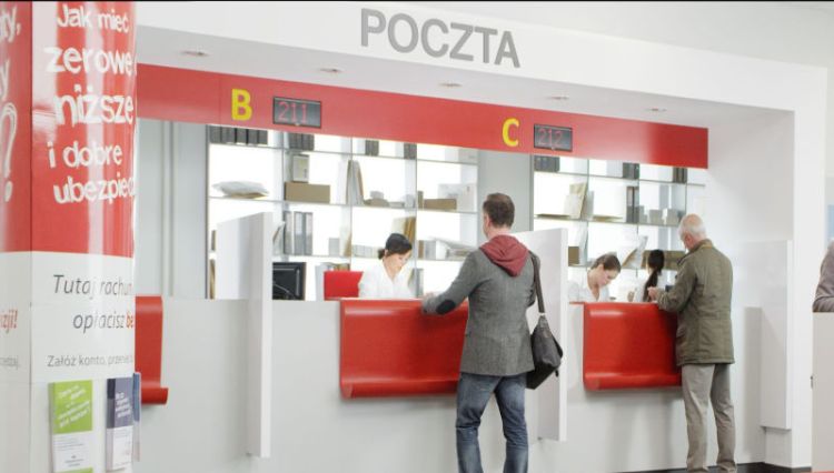 Rośnie popularność płatności bezgotówkowych w placówkach i u kurierów Poczty Polskiej