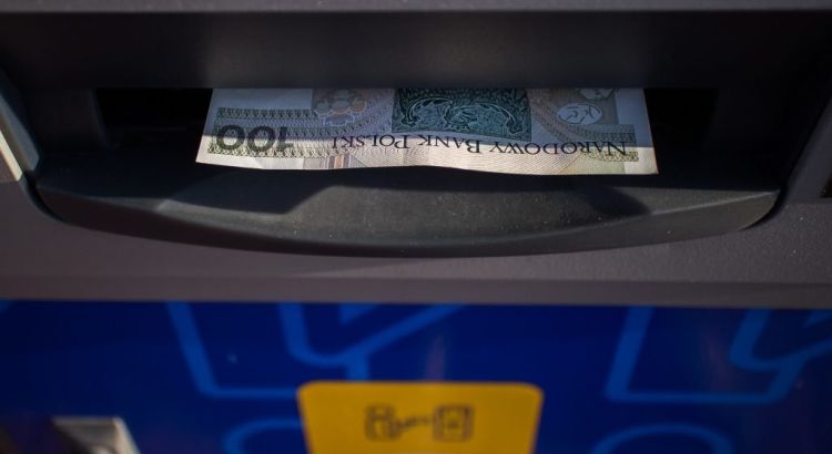 Coraz więcej terminali i bankomatów. Najnowsze dane NBP