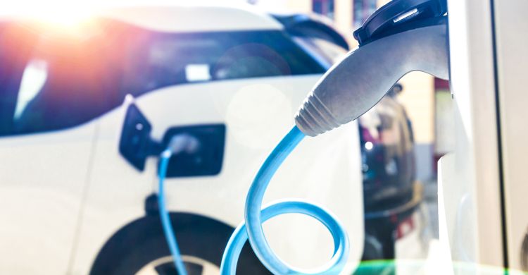 Kierowcy aut elektrycznych ponownie zwolnieni z opłat za autostrady