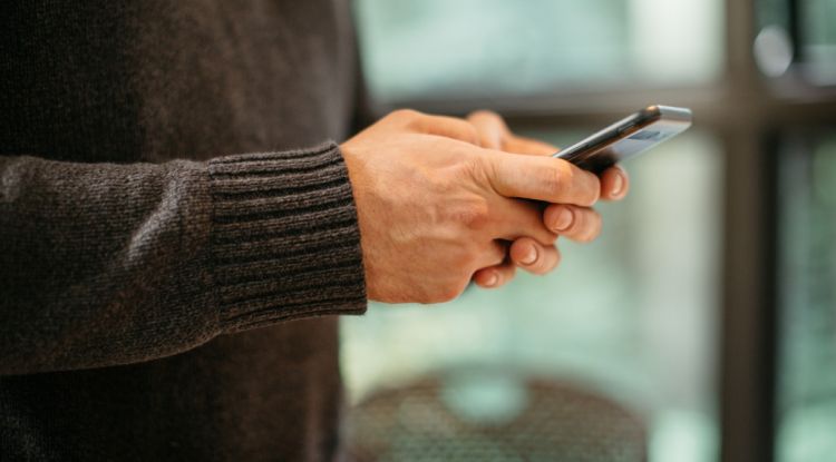 Coraz chętniej robimy zakupy na smartfonach. Najnowszy raport PayPal