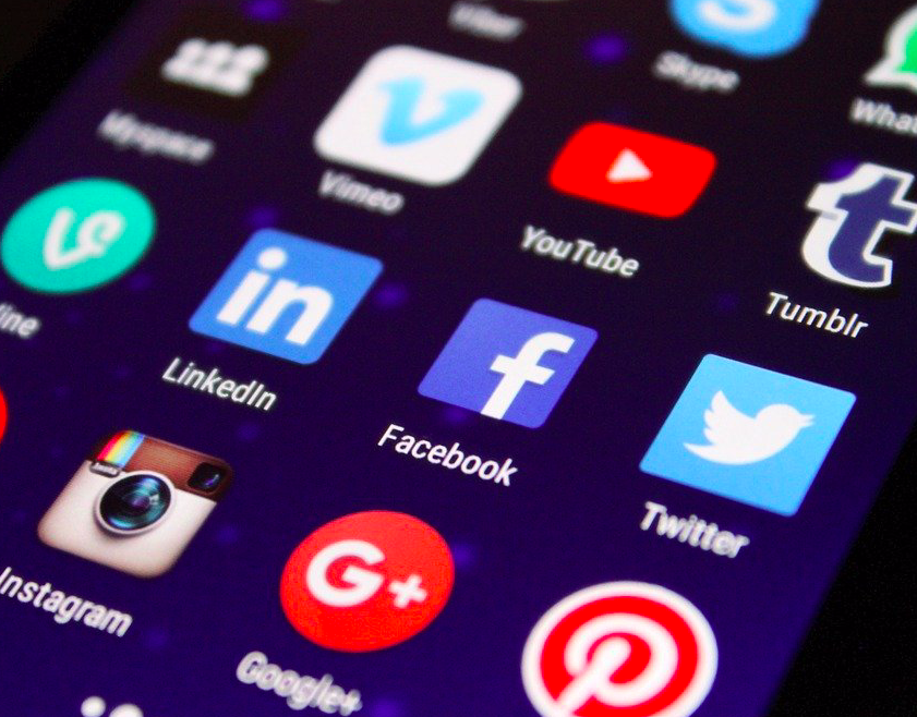 Technologia naprzeciw samotności. Aplikacje mobilne w dobie kwarantanny
