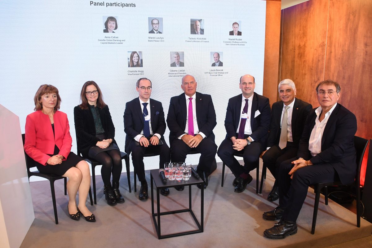 Davos: współpraca rządów z bankami poprawia warunki wzrostu gospodarczego