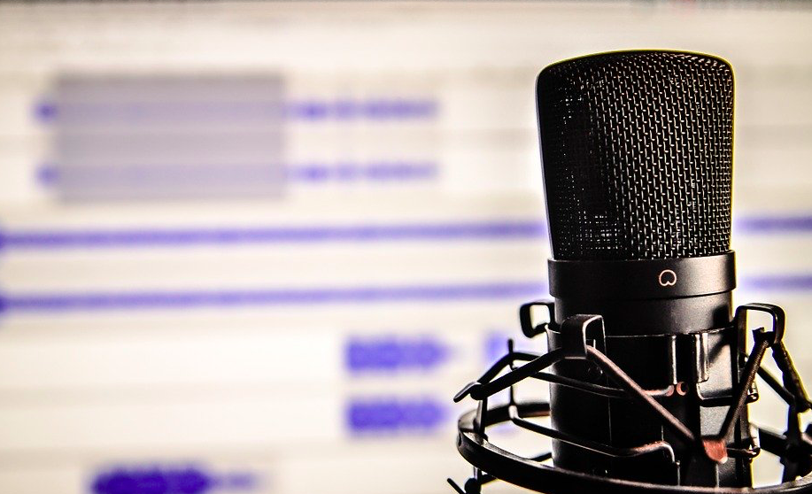 Siedzisz w domu? Posłuchaj branżowych podcastów