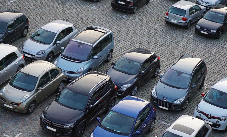 Przedsiebiorcy kupuja samochody inaczej niz klienci indywidualni. Czesciej online i z dostawa