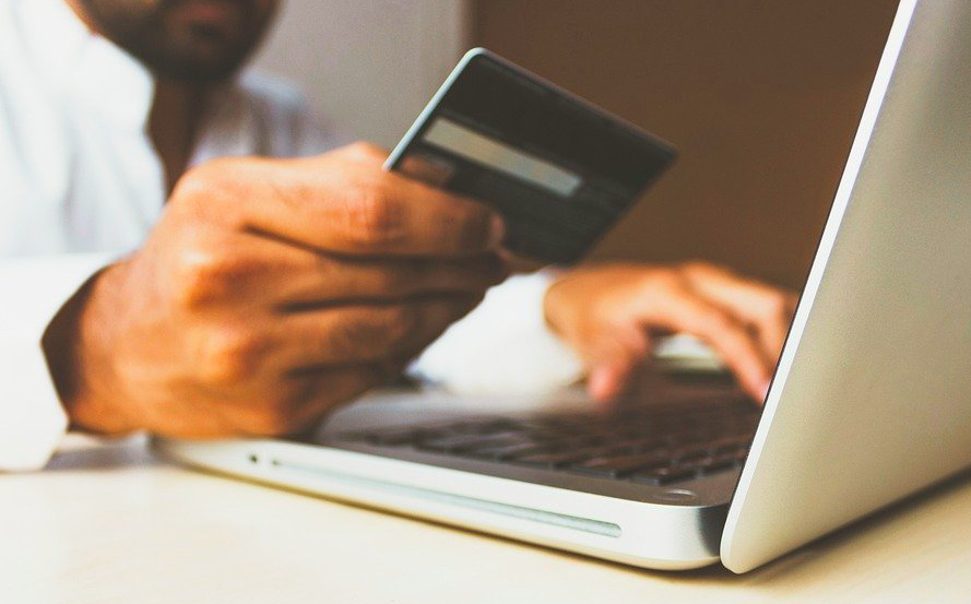 Przychody branży płatniczej przekroczyły 2 bln USD w 2021 roku