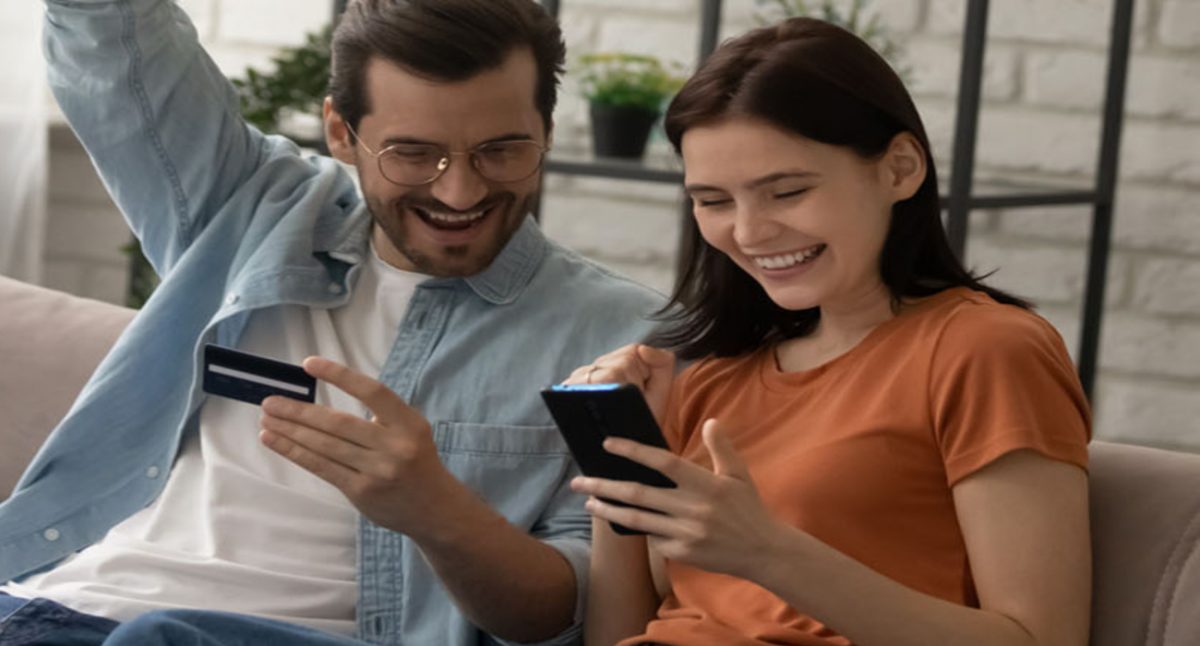 Czterech na dziesięciu Polaków najczęściej robi e-zakupy mobilnie