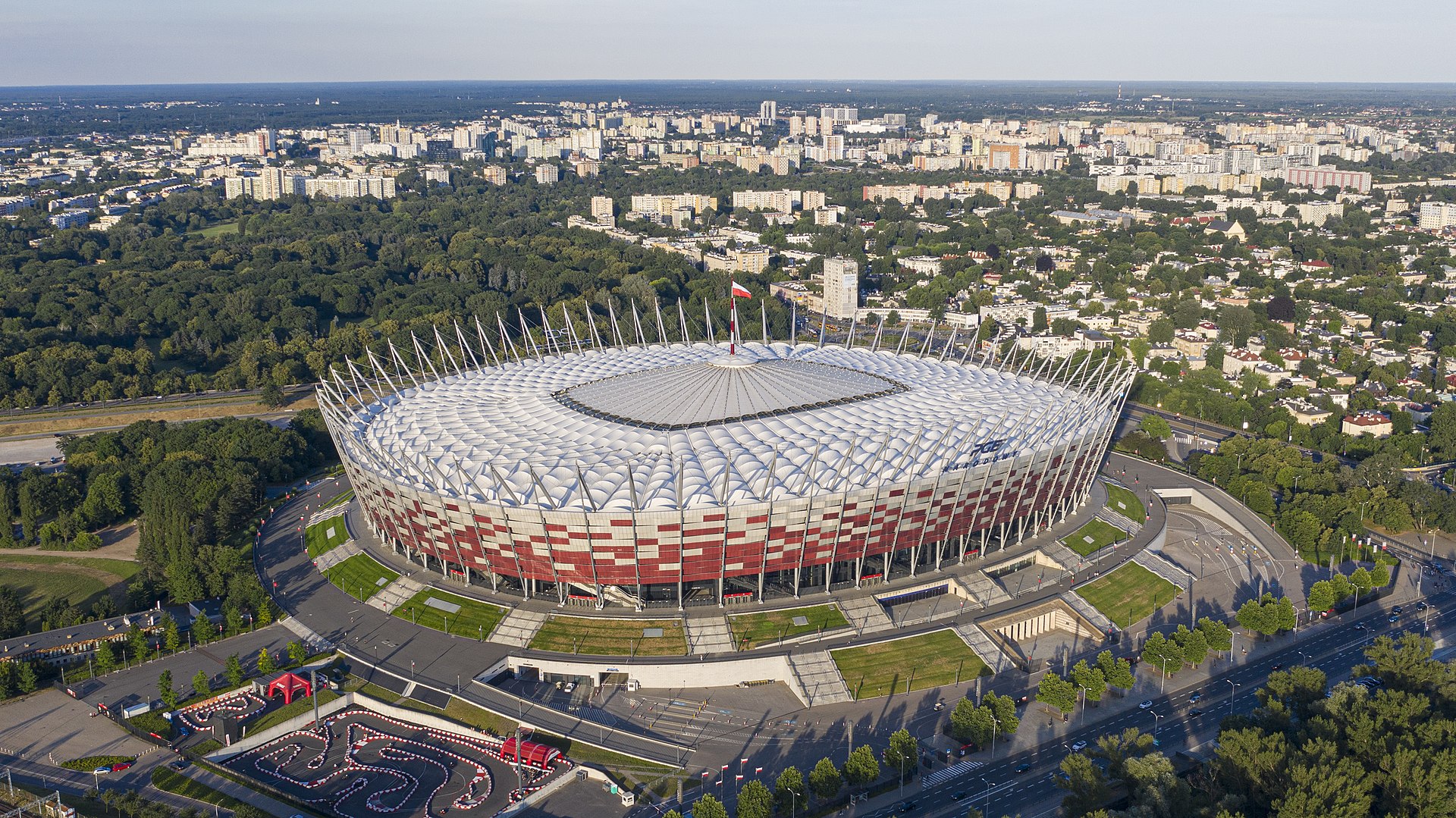 PGE Narodowy na tle Warszawy