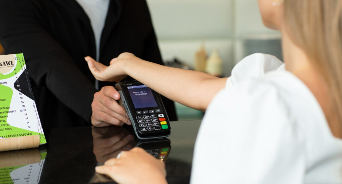 Polsko-brytyjski fintech Walletmor sprzedał już 1 tys. implantów płatniczych