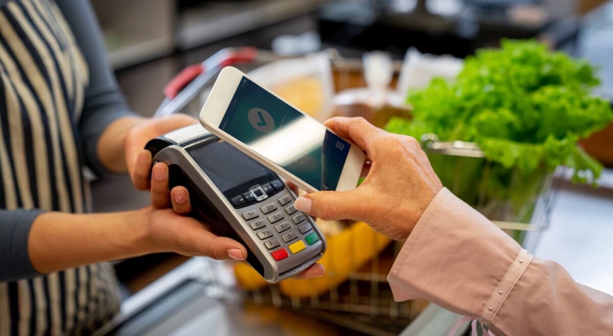 Niemal 6 mln Polaków chce zapłacić smartfonem w Black Friday