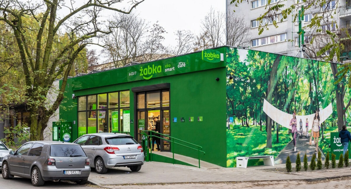Żabka stawia na usługi finansowe. W sklepach wykonasz przelew i kupisz ubezpieczenie