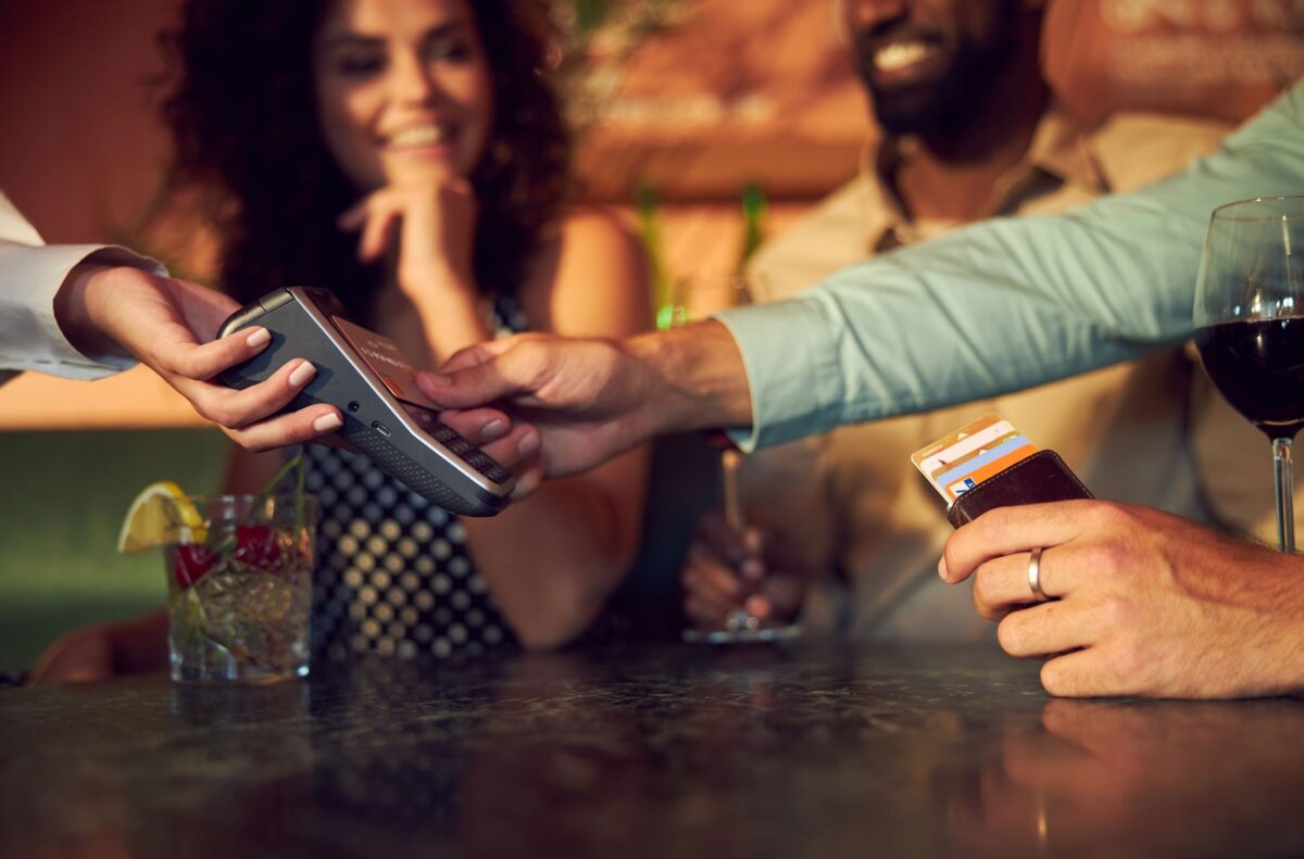 Co drugi Polak nie chce rozmawiać z kelnerem w restauracji. Ma go zastąpić technologia
