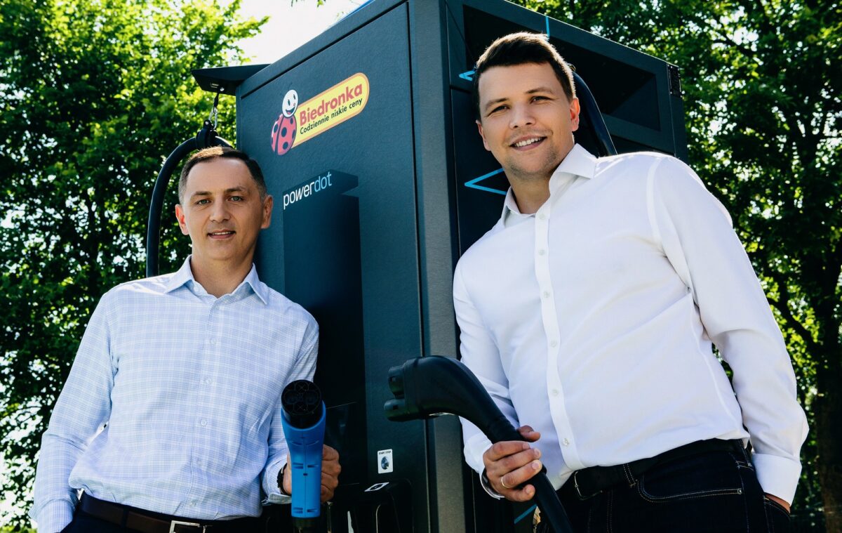 Przy sklepach Biedronki pojawią się ładowarki samochodów elektrycznych