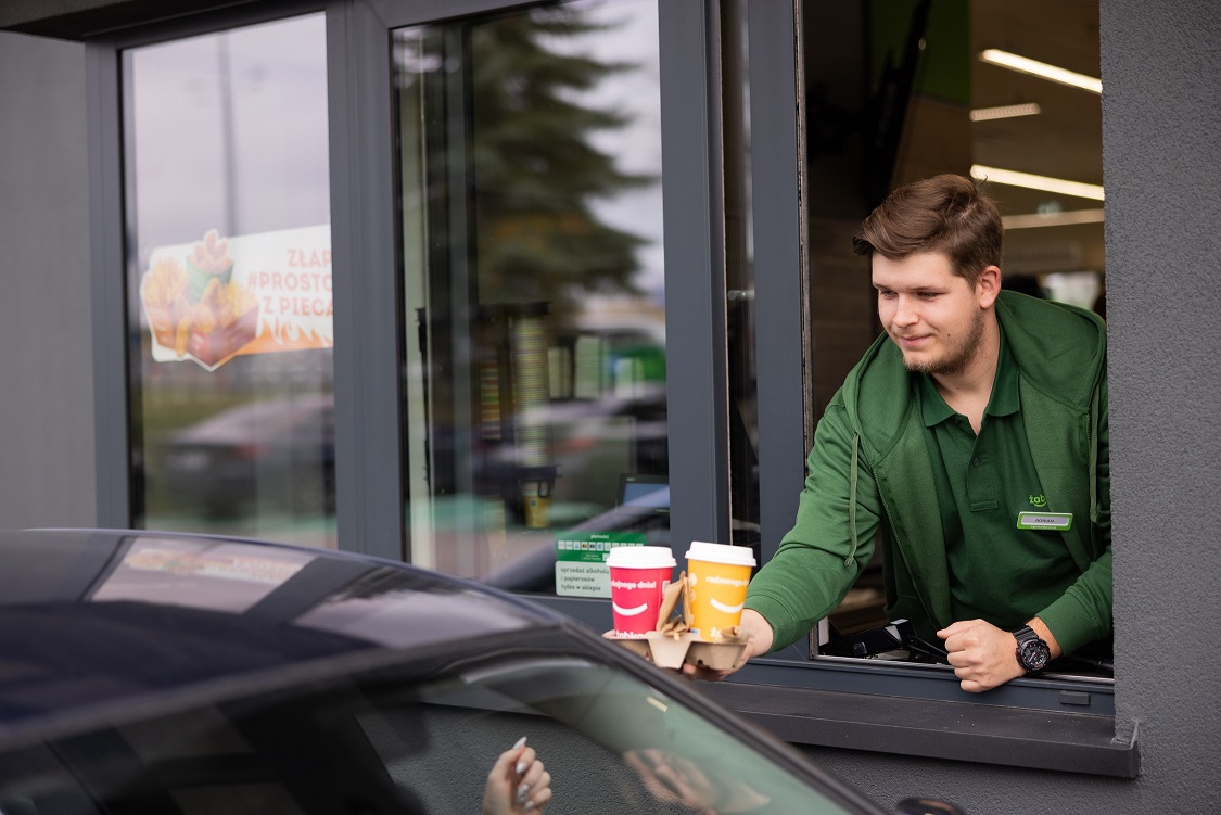 Żabka jak McDonald’s. Zakupy zrobisz bez wysiadania z samochodu