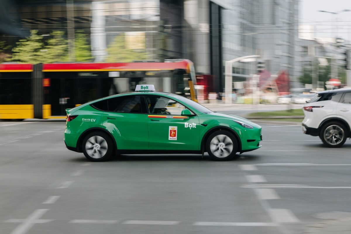 Bolt wprowadza do oferty przejazdy zieloną Teslą