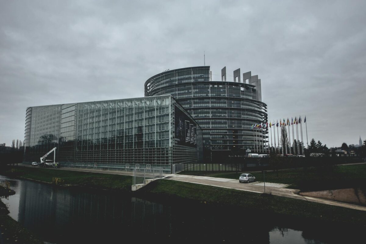 Meta pod naciskiem DMA w Europie. Mniej personalizacji reklam i niższe ceny