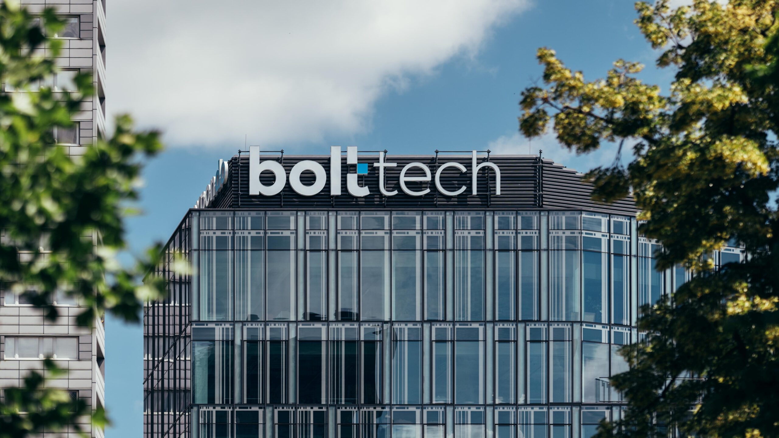 bolttech Poland_logo na budynku 1