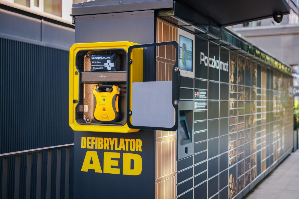InPost instaluje defibrylatory na swoich paczkomatach